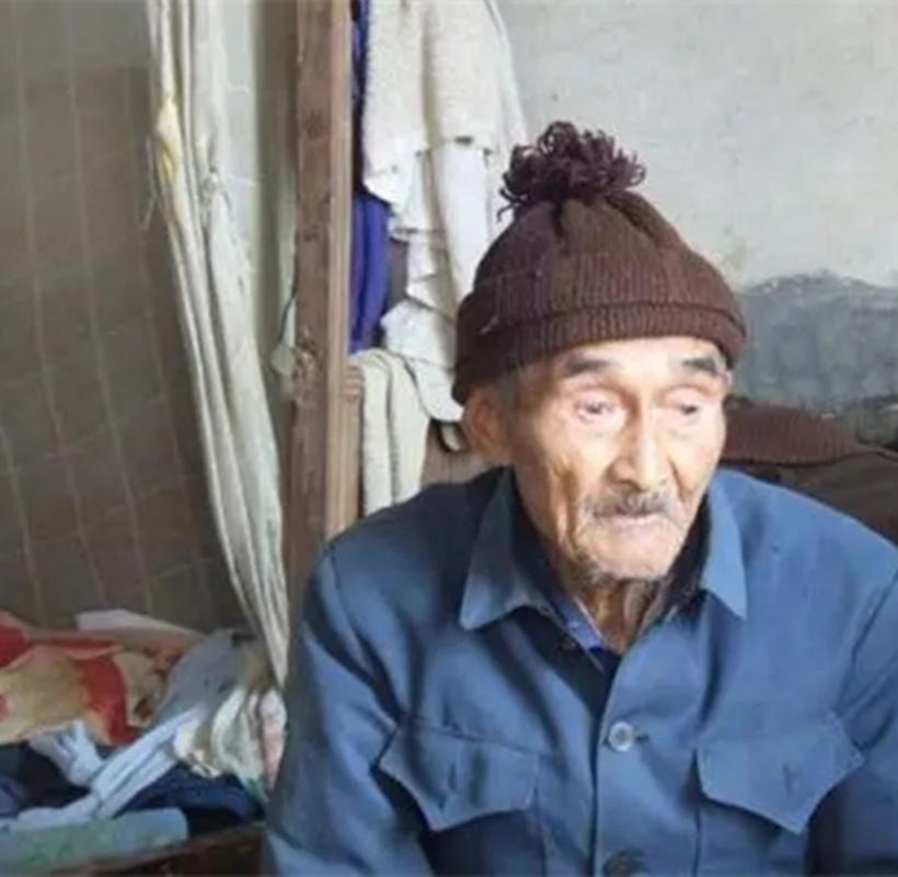 1937年，湖南第4路军第28军16师91团机枪连重机枪手卿伯金正在放哨，稻田中