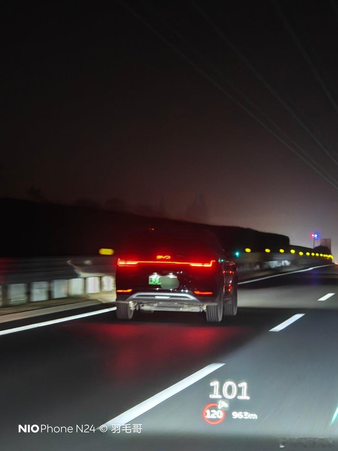 偶遇比亚迪天神之眼小蓝灯，亮度适中，在前后都能看到就挺好。