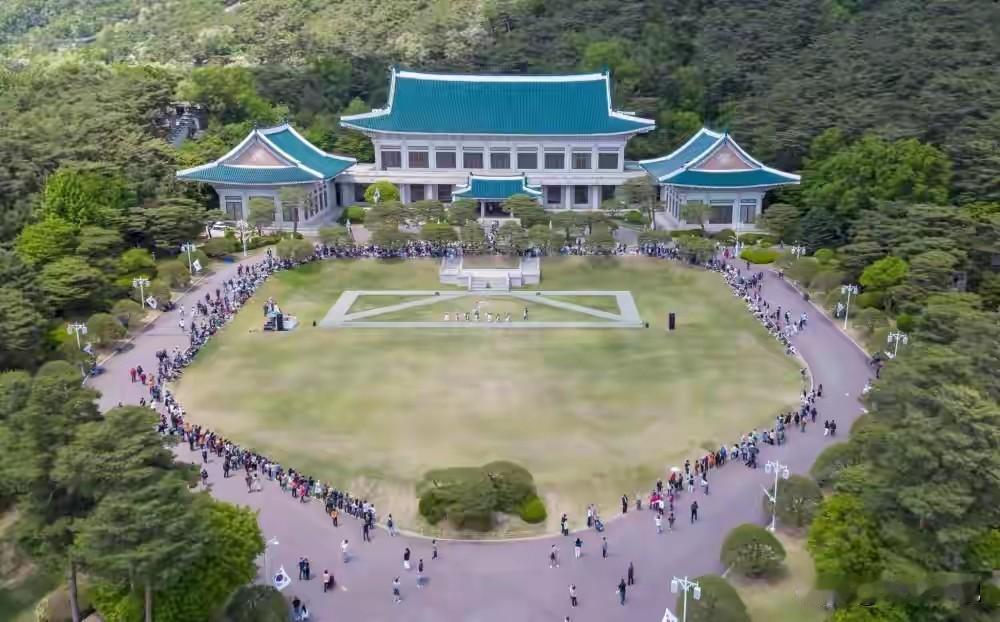 李在明想要破解“青瓦台魔咒”？昨天李在明已经正式将办公室搬回“青瓦台”，这是尹