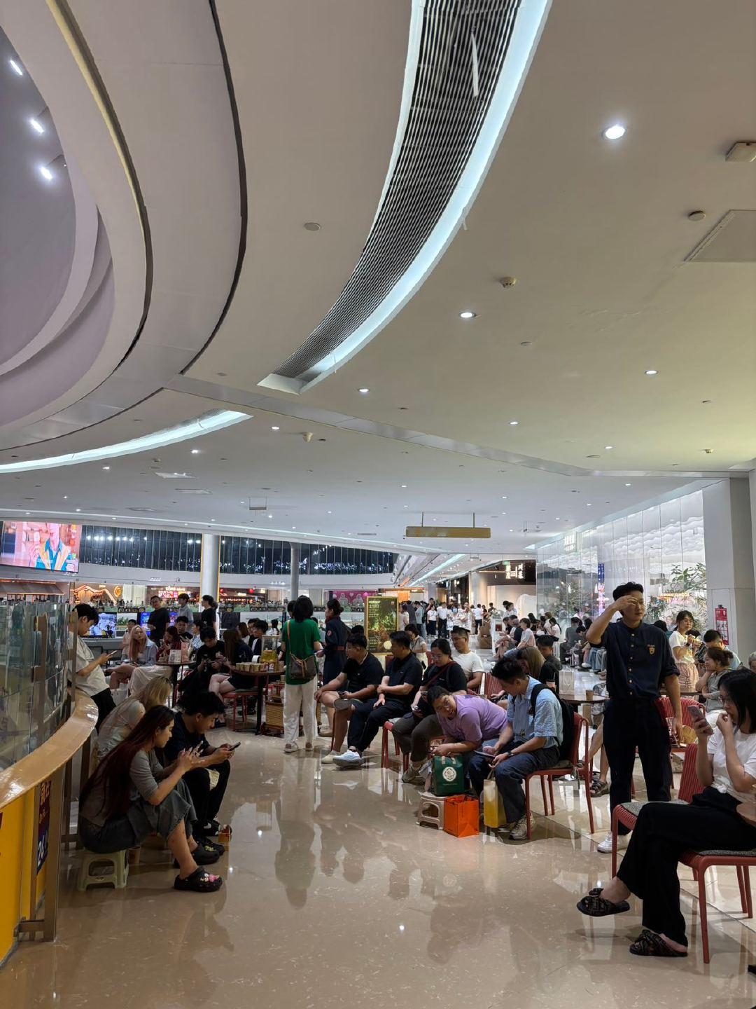 在北京为吃火锅能有多拼见识北京火锅的真实热度！晚上九点火锅店门口人山人海，几乎都