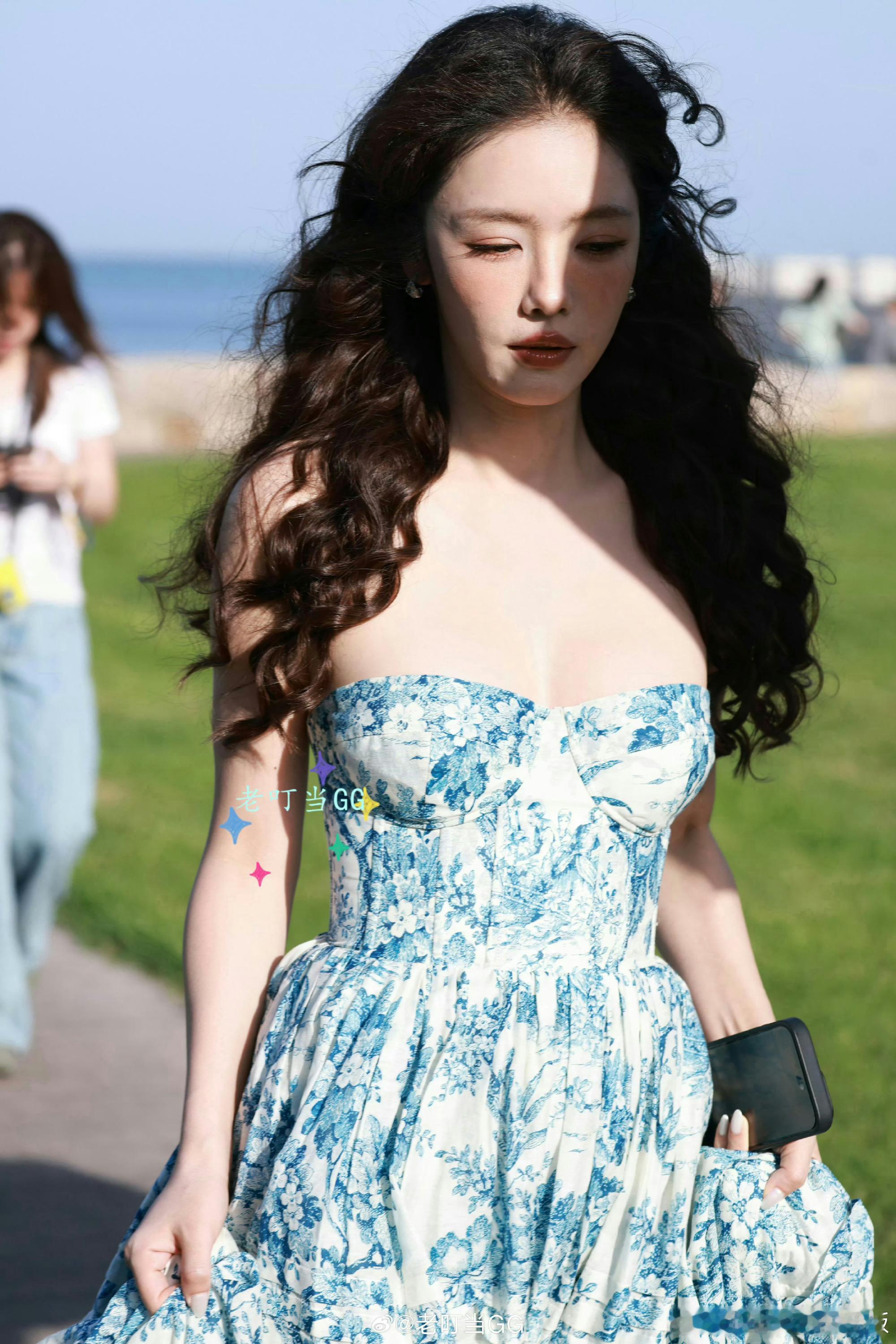 蔡文静工伤蔡文静抹胸裙