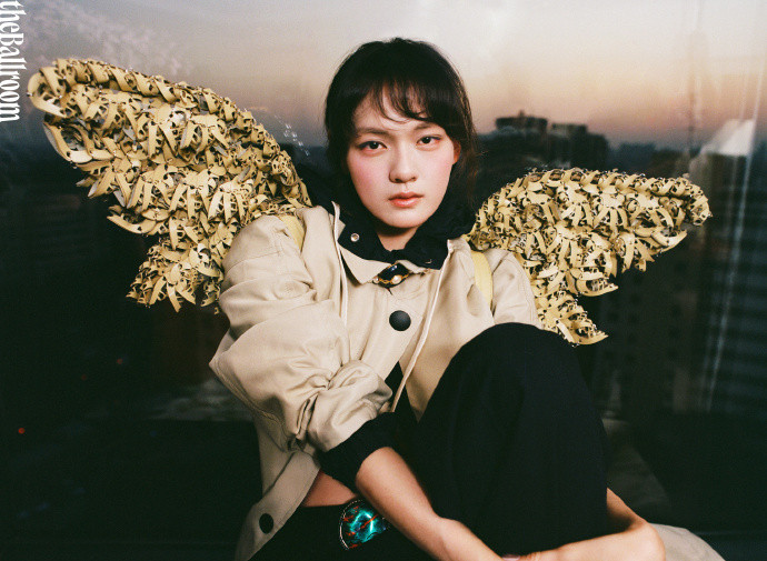 文淇新杂志封面大片，好有艺术气息的小女孩，又复古又灵动，妆容也很有特点