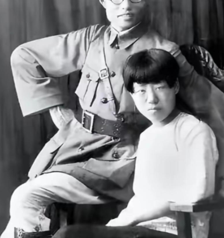 1940年，延安，朱仲芷主动和丈夫萧劲光离了婚。那一年她已经是6个孩子的妈，和萧