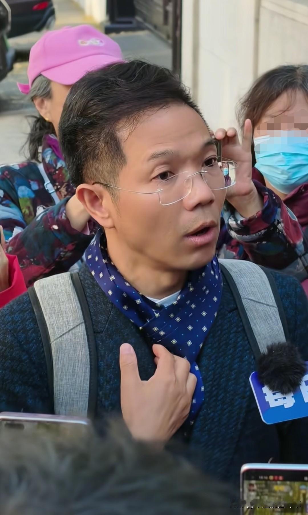 刚走出法庭的李律，神情跟之前比简直判若两人！之前的他，眼里闪着光——满是蓄