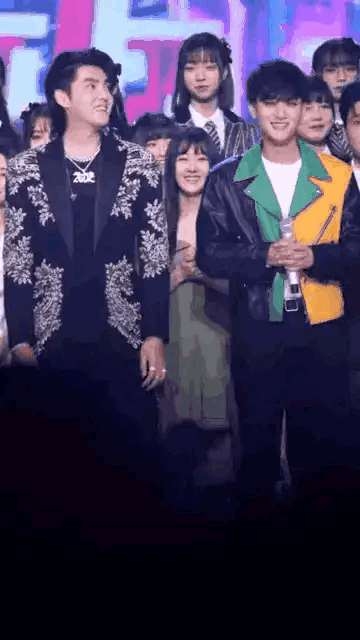 这张动图又被拉出来了！黄子韬：怎么笑也不对，不笑也不对？