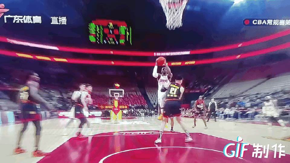 山西队迪亚洛，你看他是不是要发疯了。你突破上篮，还不让人防了，被顶出去，爬起来