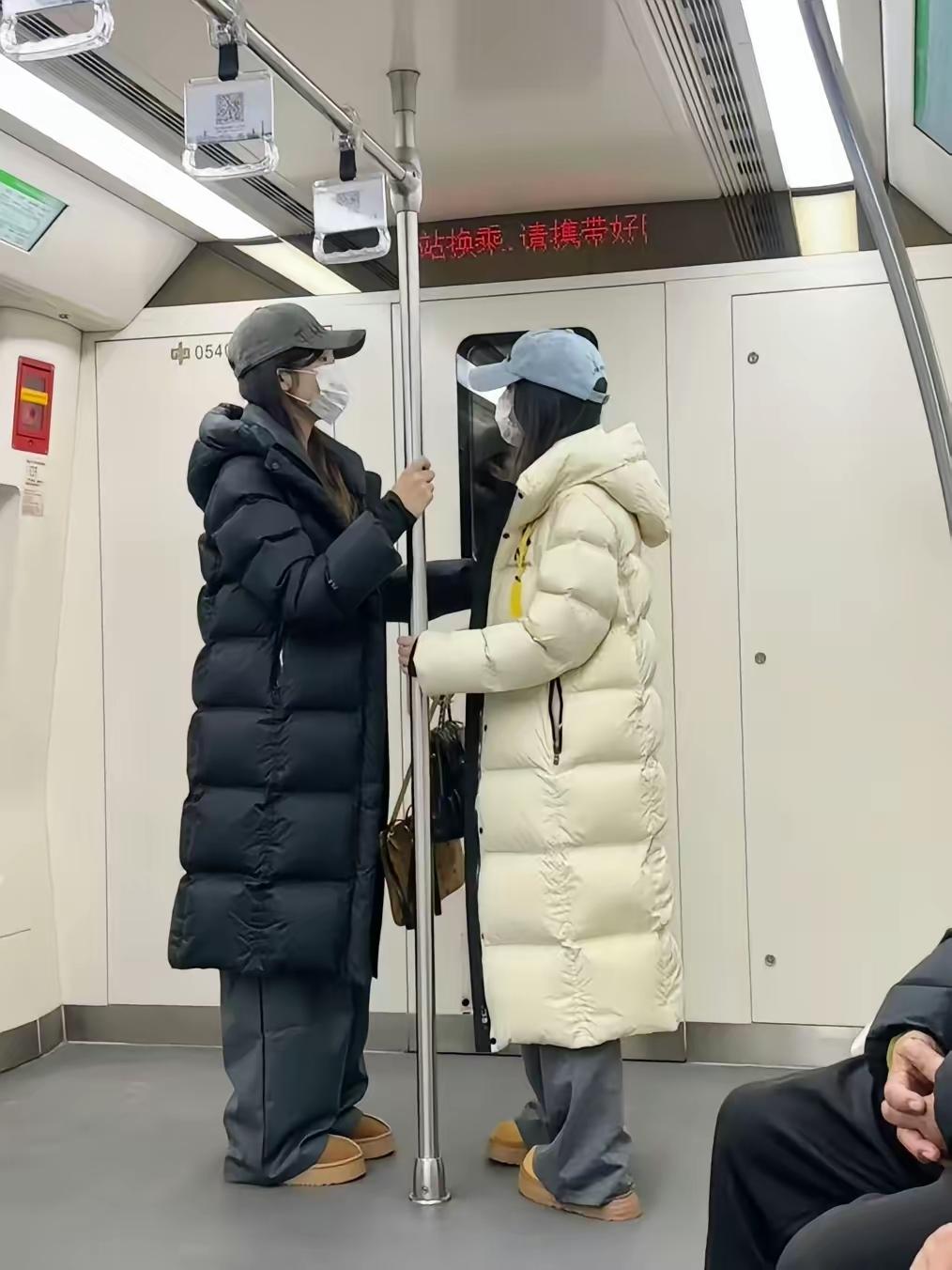 今天坐地铁时越看越疑惑：现在不管什么年纪、什么身材的女性，冬季穿搭好像都陷入了“