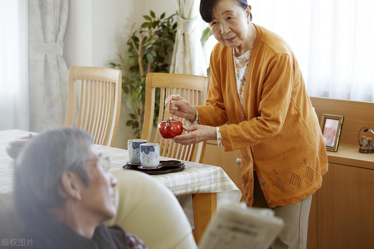 我同学的爸妈早年离婚了，她妈妈没有再婚，离婚四五年患病去世了。而她爸爸刚离婚两个