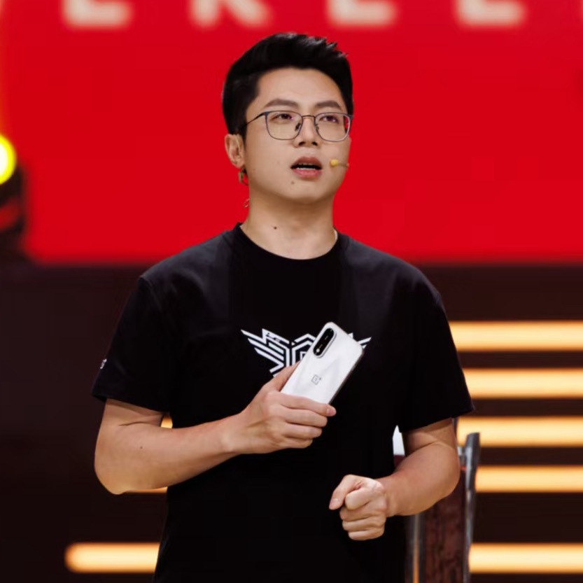 大家注意看李杰手上，请大声说出他的名字：一加Ace5至尊版！[doge]​​