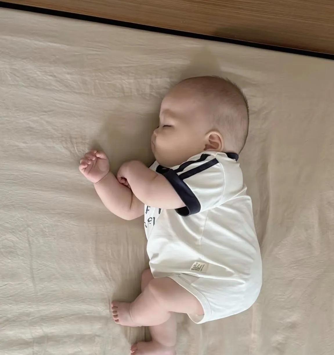 我们人类的幼崽比任何动物的幼崽都可爱，你看中间那位望着天花板，想着我啥时候能长大
