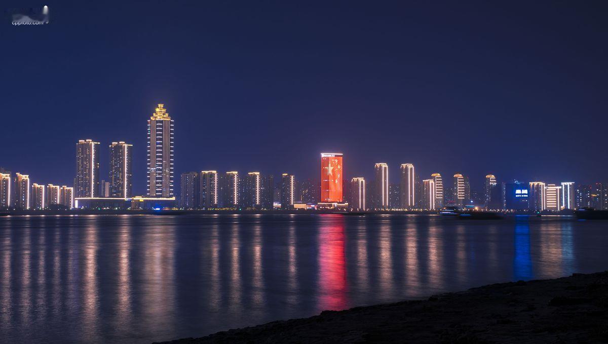 2015年10月，芜湖房价均价5917元；2016年10月，芜湖房价均价615