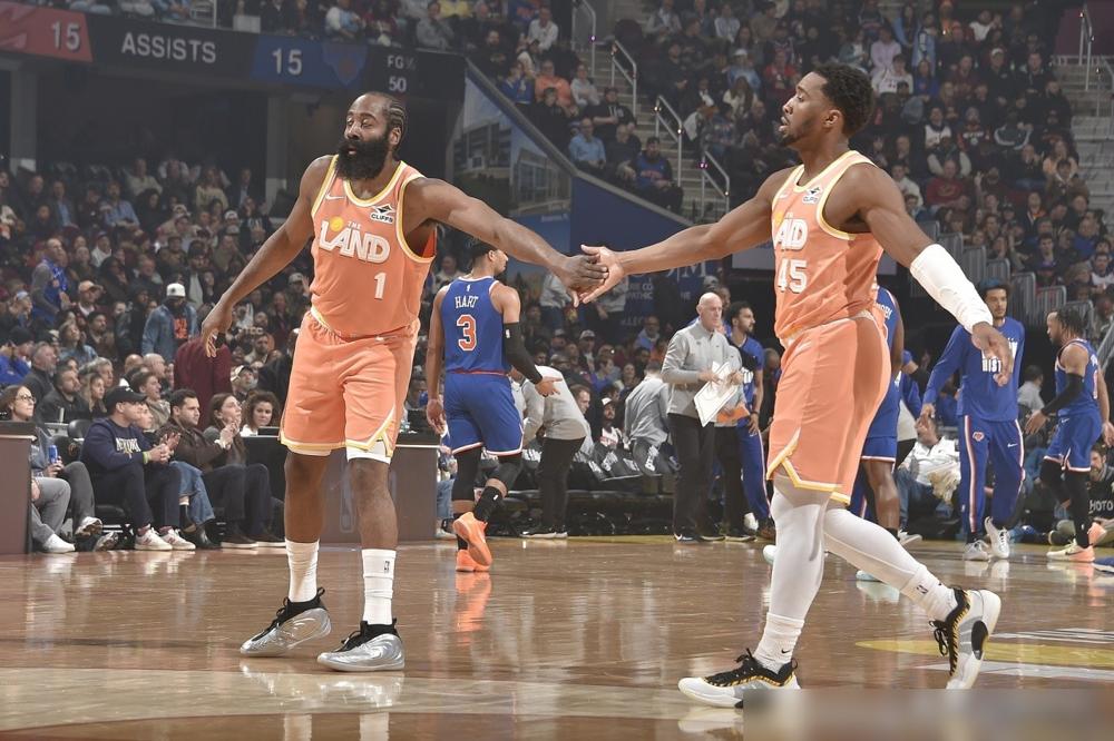 别被哈登带来的8胜1负冲昏头脑。NBA半个世纪的铁律死死卡在那：冲不进东部前三，