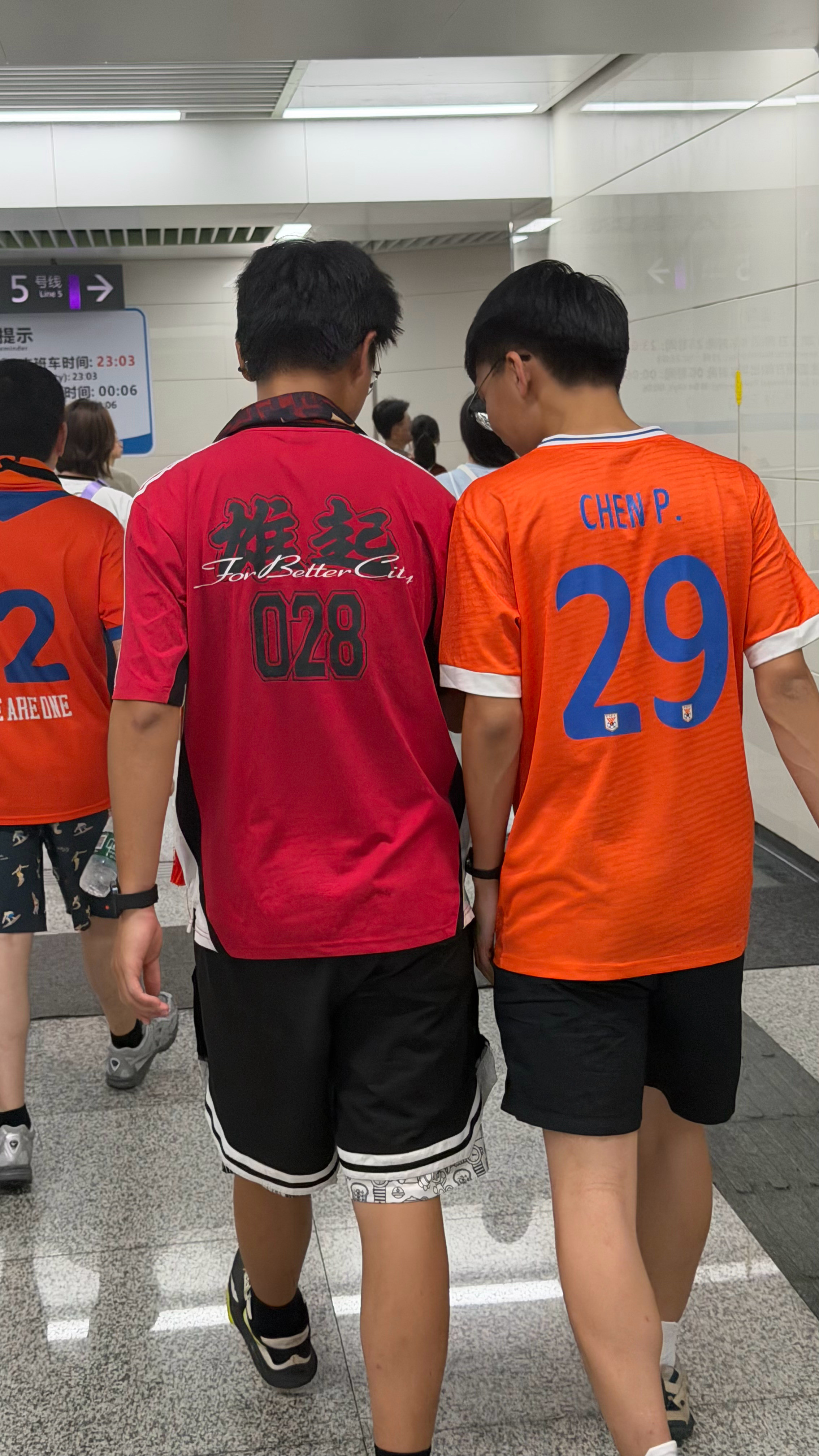 比赛后散场，真和谐，真好！中超联赛成都蓉城vs山东泰山成都蓉城1比0山东泰山成