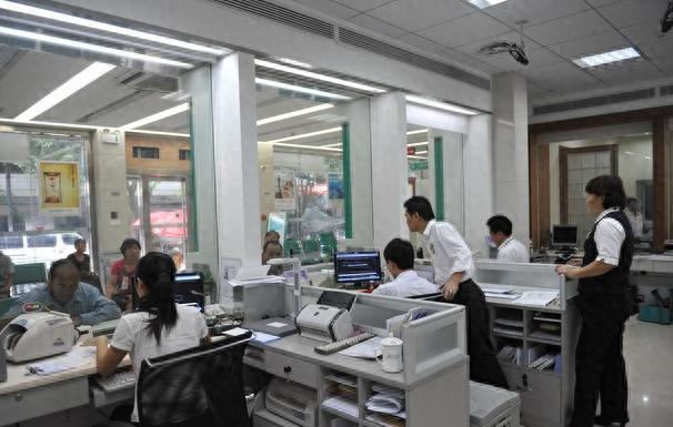 一个人死了，他在银行的存款无人知，那么银行如何处理这笔钱呢，很简单，别管你存了十