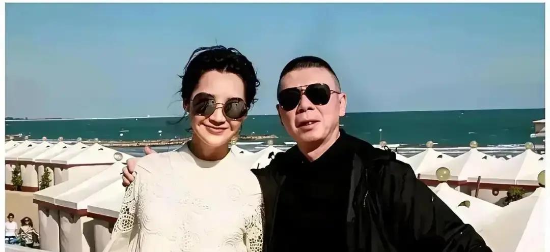 红毯。聚光灯。许晴的手在冯小刚手里。三秒。就三秒。你的屏幕被这“切片