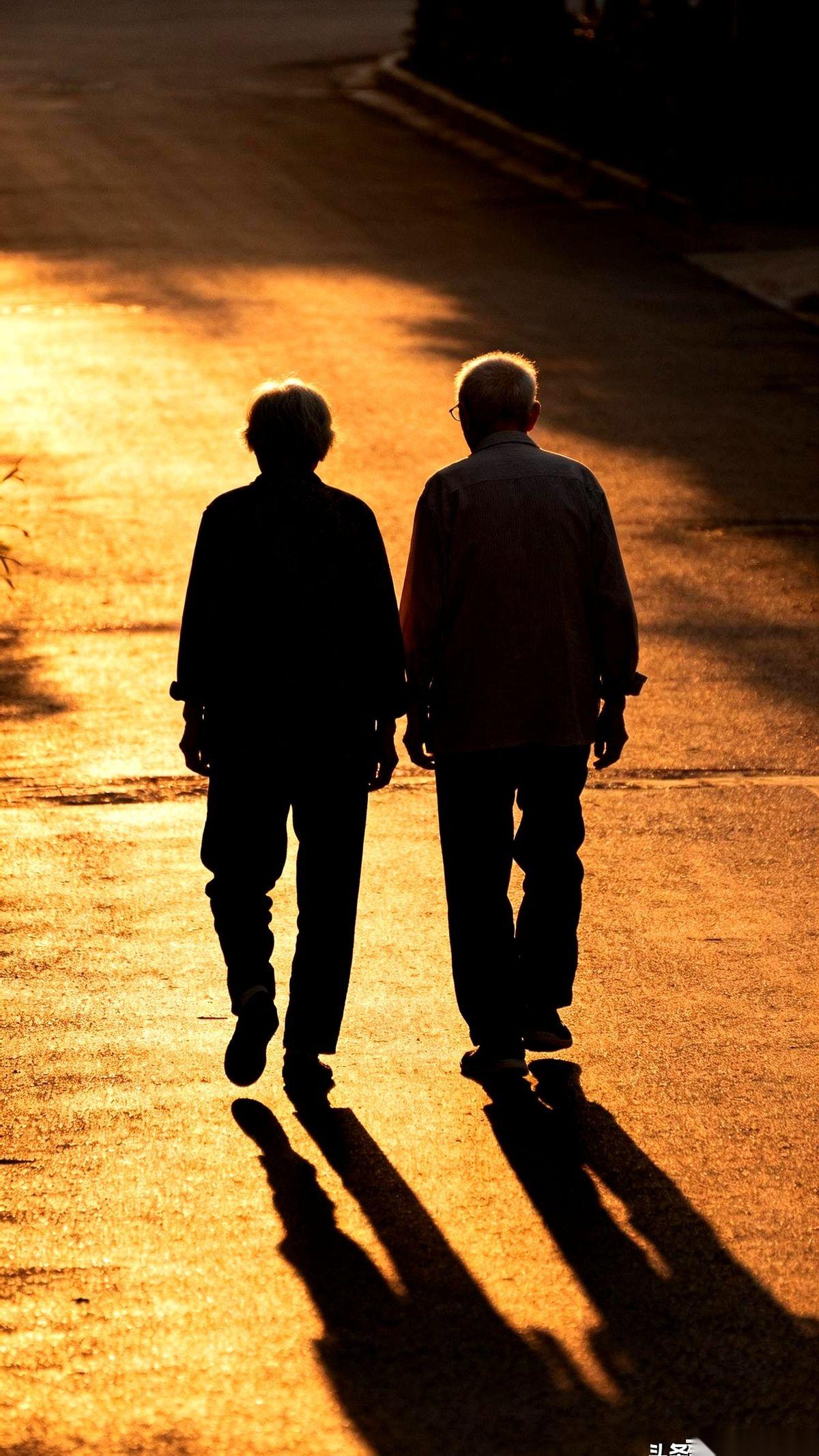 保安的手搭在我肩膀上，很轻，但很沉。“王哥，卡刷不开了，公司系统刚更新。”我捏