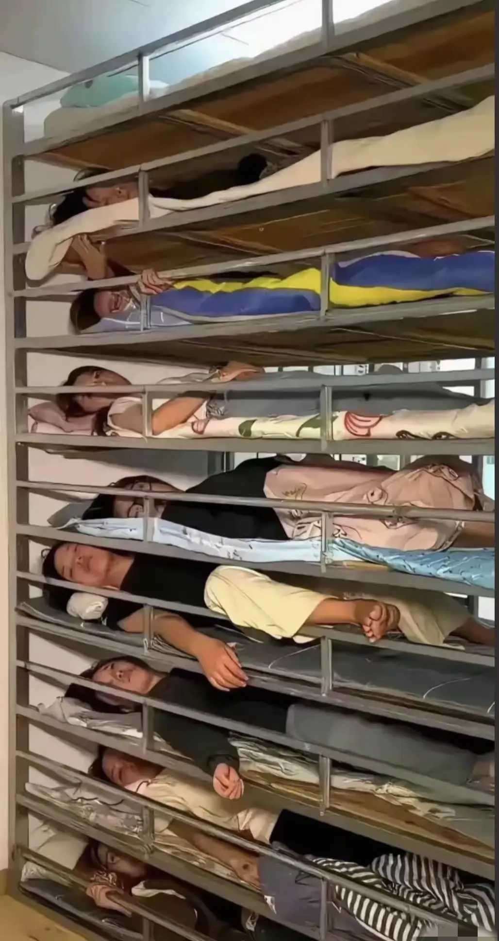 进厂后看到这宿舍，我转头就跑了。