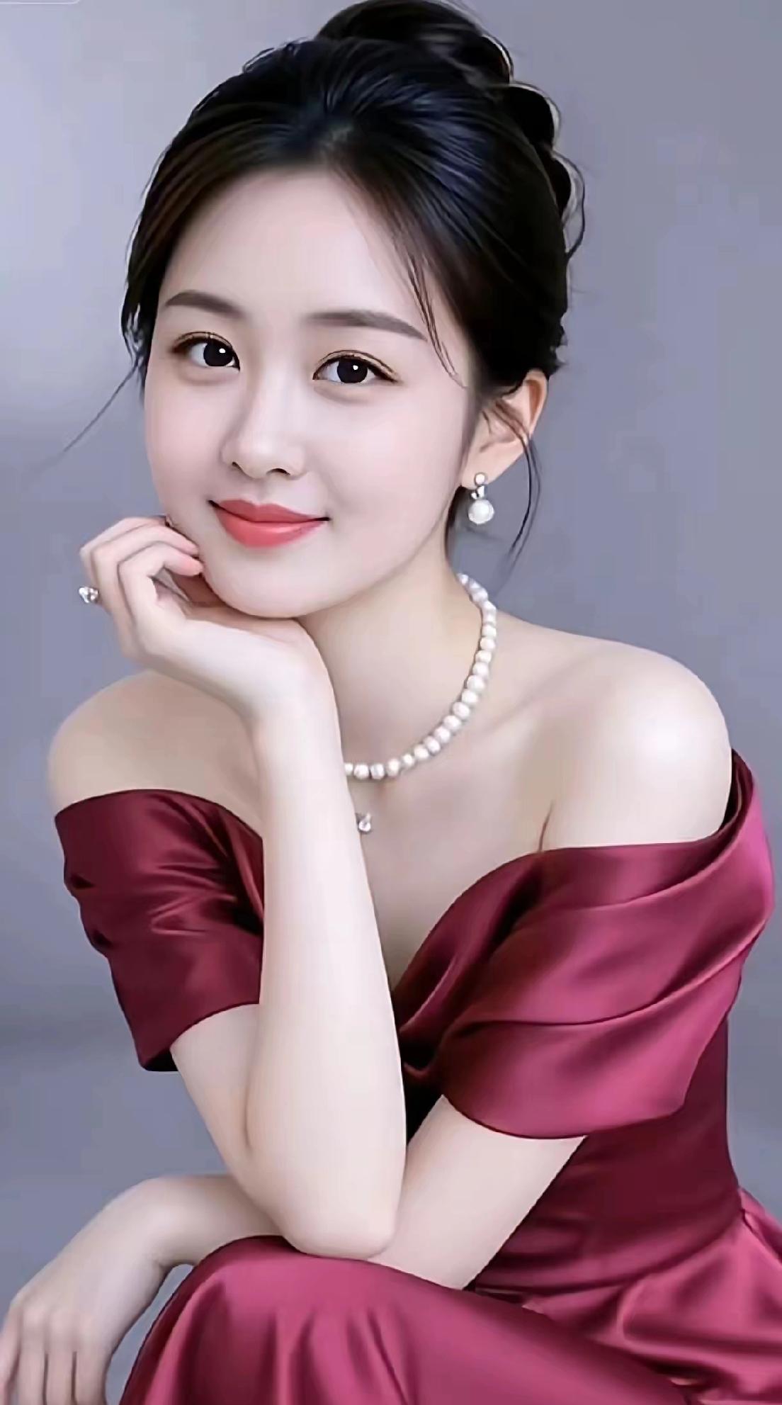 优雅红裙，珍珠闪耀，气质迷人