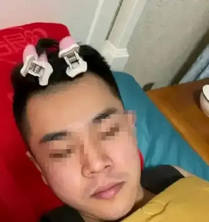 金毛冲进白三姐家把人推倒的视频刷到三遍，还是不敢相信。俩人拍农村小情侣吵架拍得