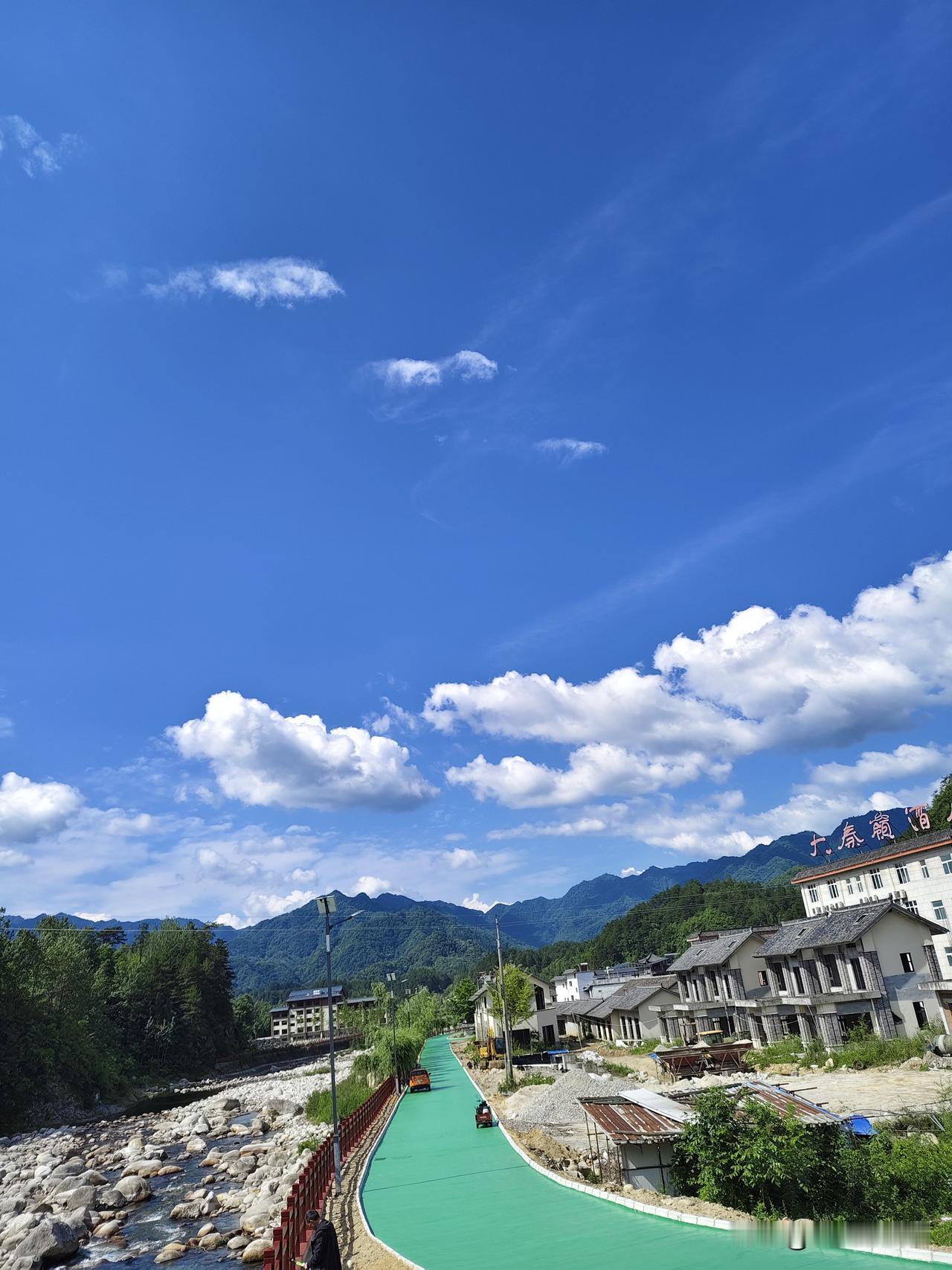 旅居休闲时光昨晚，华阳古镇淅淅沥沥地下了一场雨。吃过早饭，我与好姐妹一同出门散