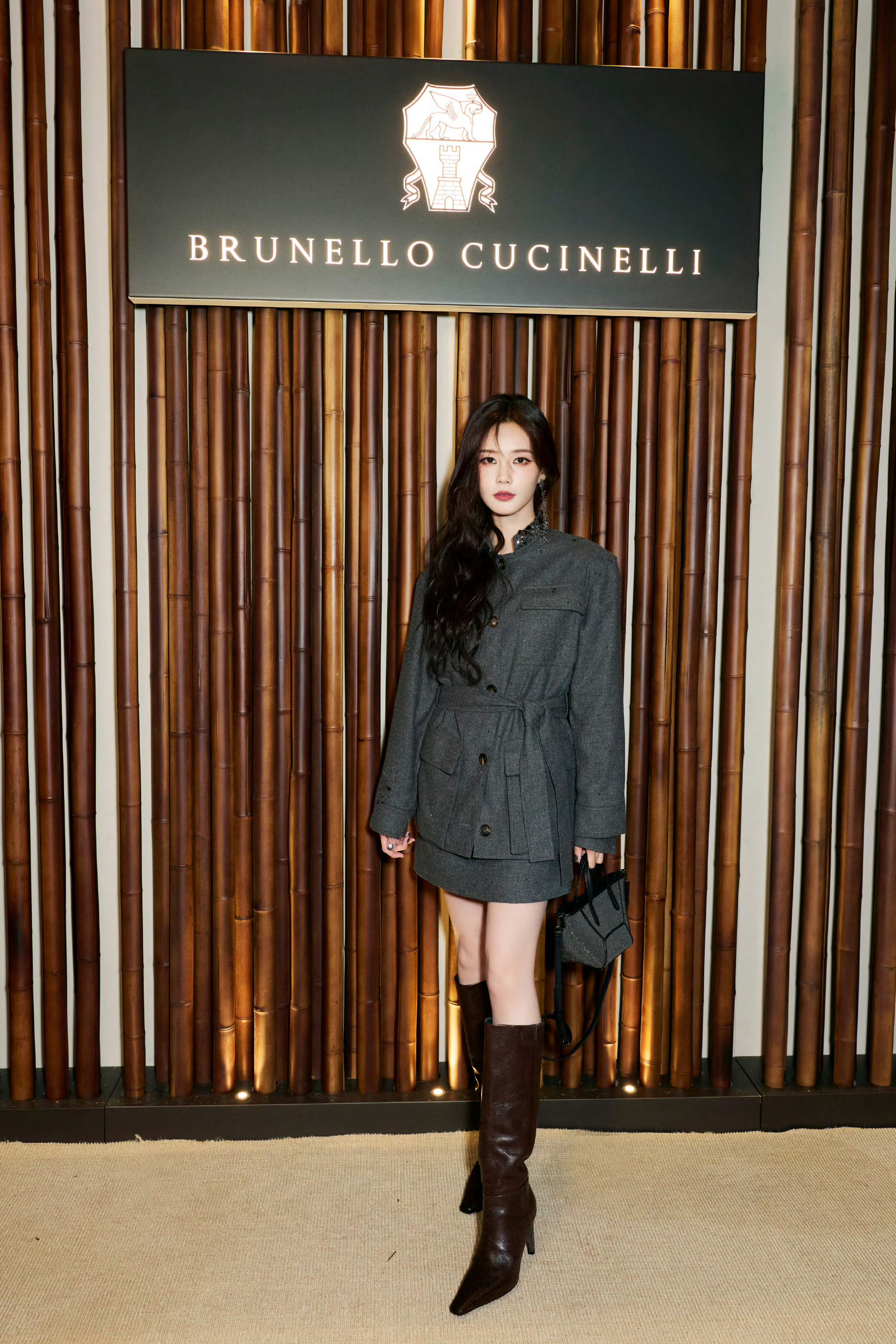 李一桐一身低饱和度西装长靴造型出席BrunelloCucinelli静态展米