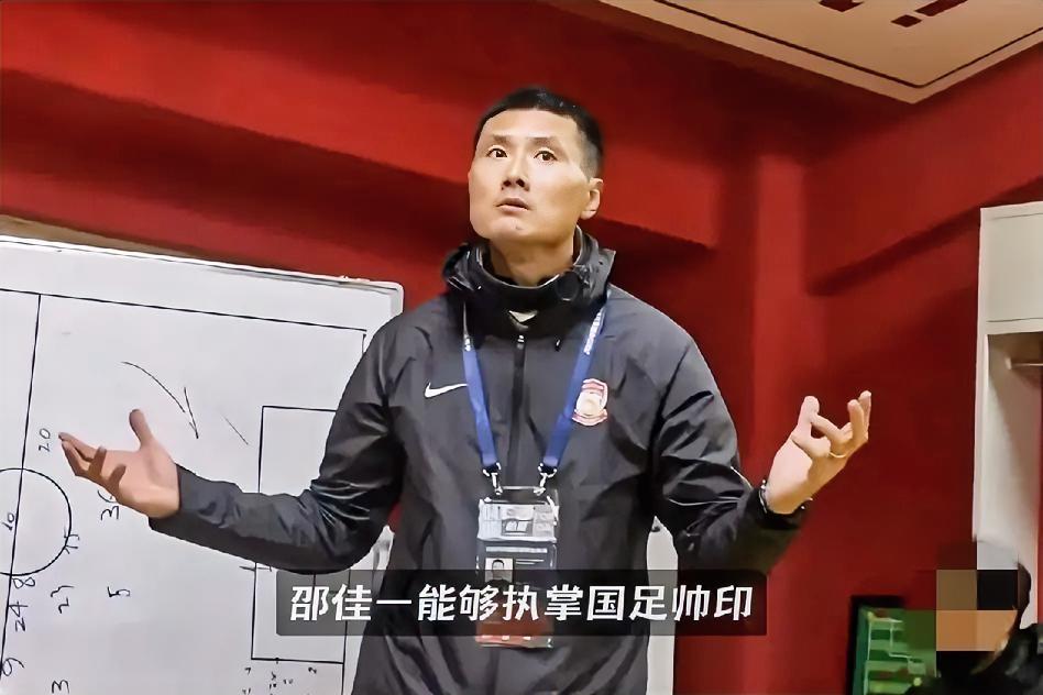 这件事一出来，球迷圈都懵了，谁能想到，完全放弃了高价请外教的老路？但没有国际