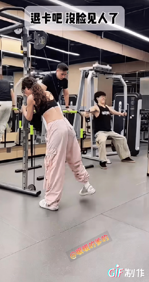 女子在健身房尴尬的脚趾头抠出缝！一女子在健身房做器械练习，不小心脚被铁索勾住