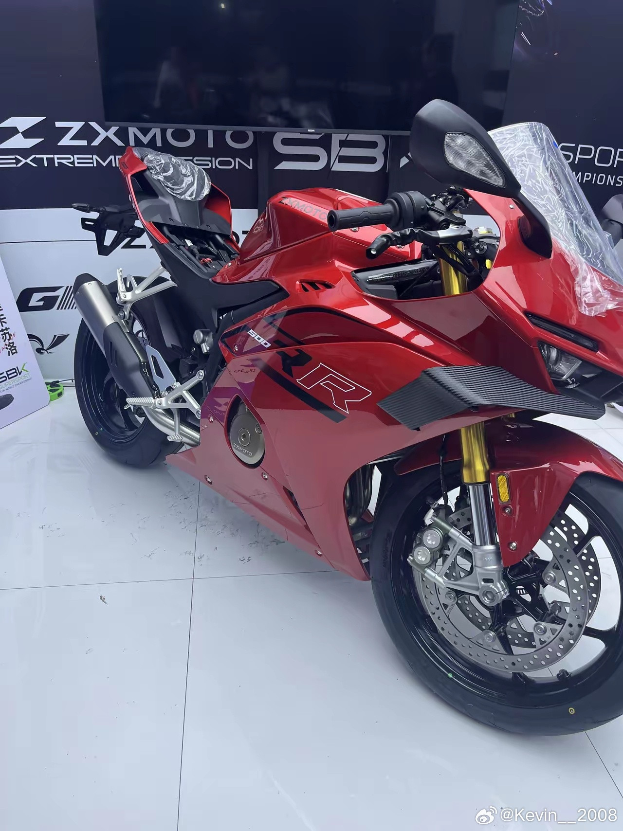 张雪摩托是真的帅，感觉没有1.75米以上的不要去挑战骑这辆摩托车，不然倒下都很难