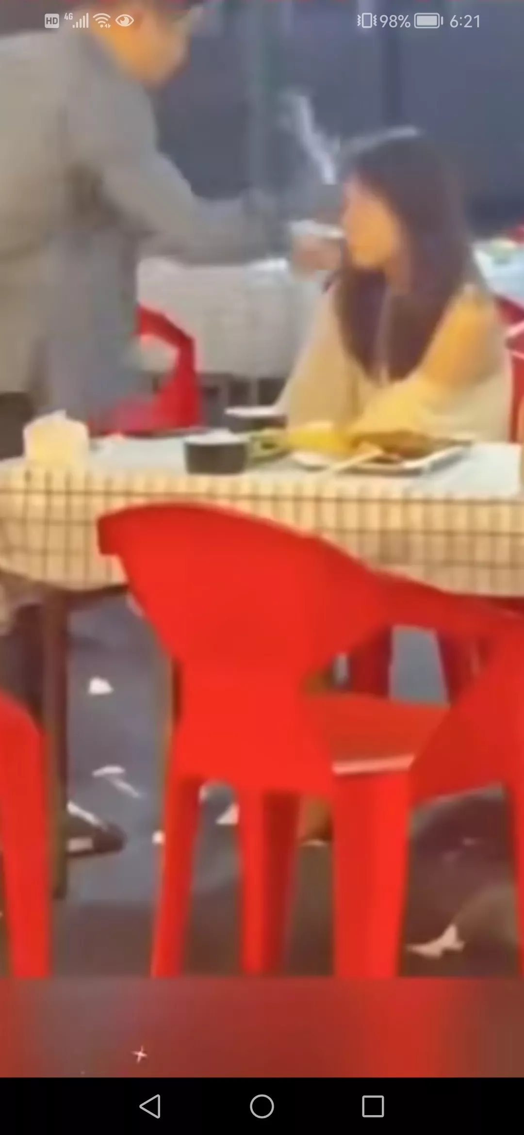 不知羞耻，妻子偷偷与情人吃火锅，被丈夫发现后，丈夫端起酒杯，一下子泼在妻子脸上说