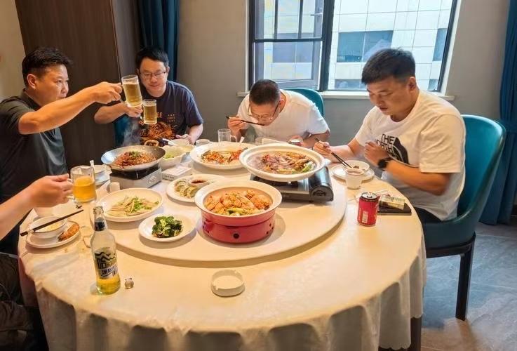 “不讹白不讹？”陕西渭南，一男子去聚餐，他说自己高血压不能喝酒，设宴的人就没带白