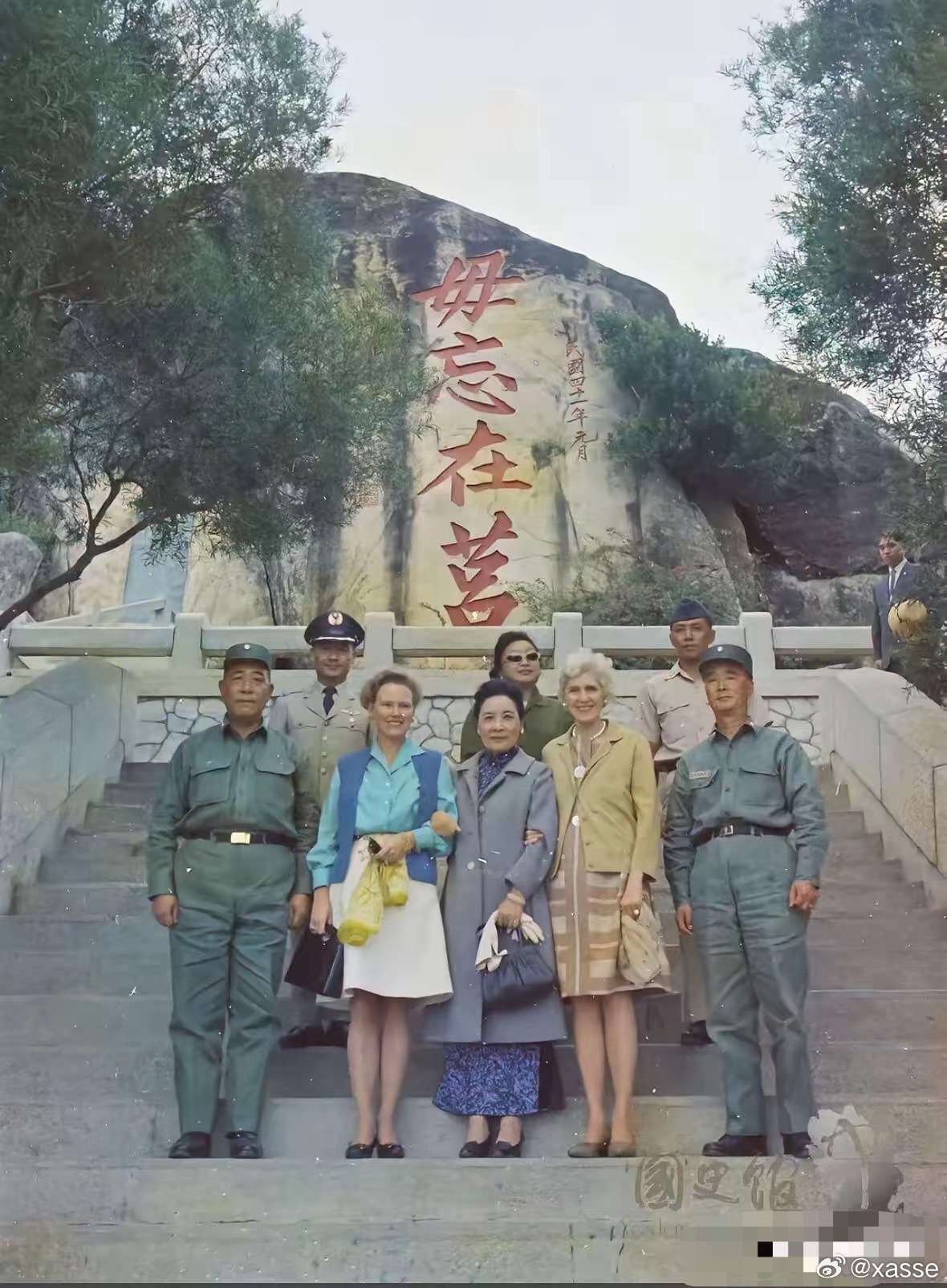 宋美龄与尼克松夫人在金门合影，身后的石刻正名，毋忘在莒、是金门太武山的著名地标。