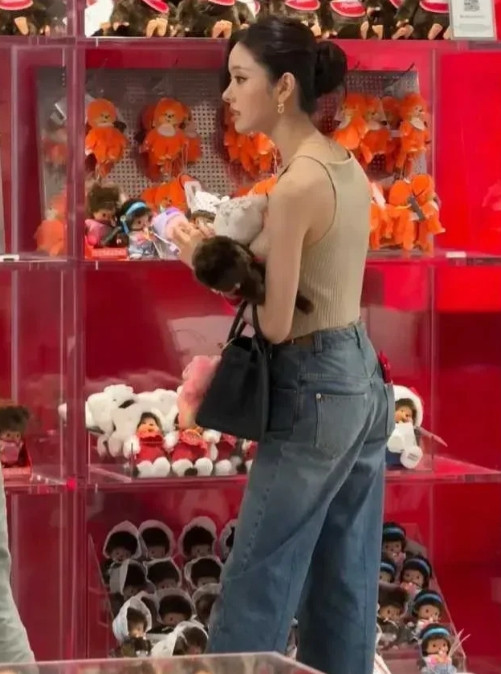这个美女看着好眼熟，就是叫不出名字来。[玫瑰][玫瑰][玫瑰]