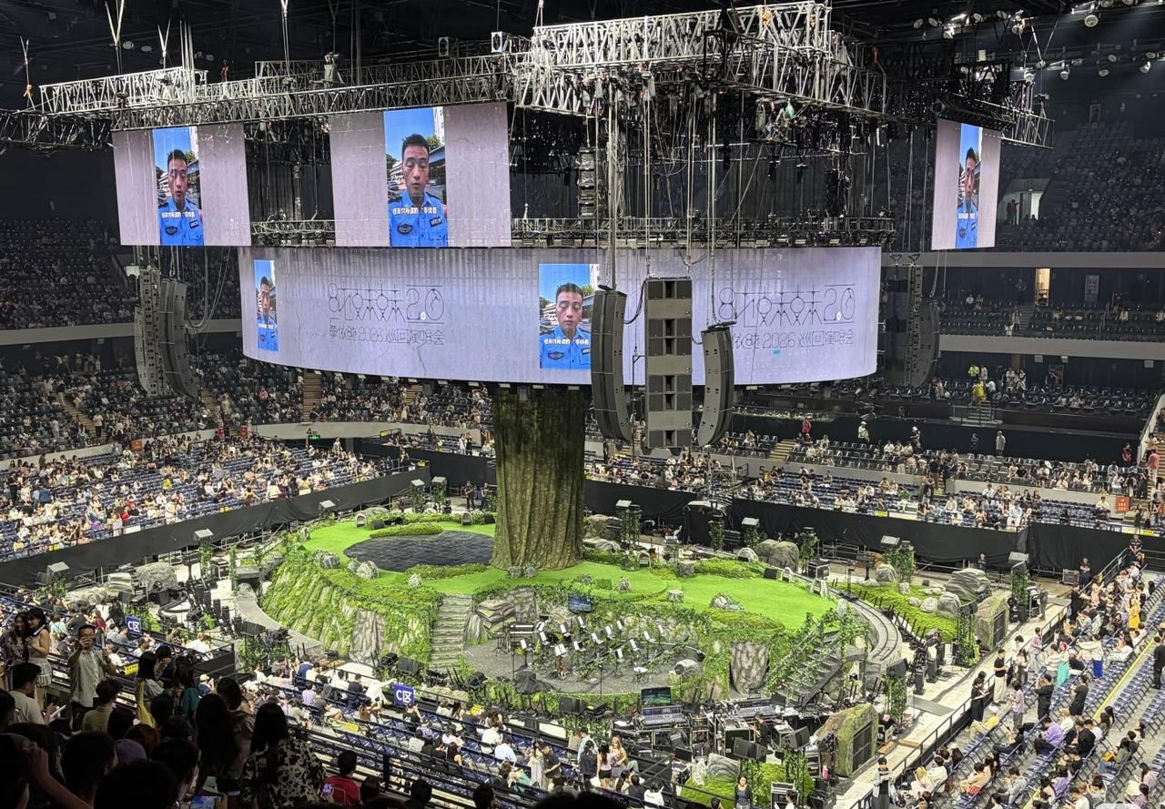 单依纯深圳演唱会超酷炫的舞台！可今晚的这场演唱会，大家不会关心舞台效果有如何酷