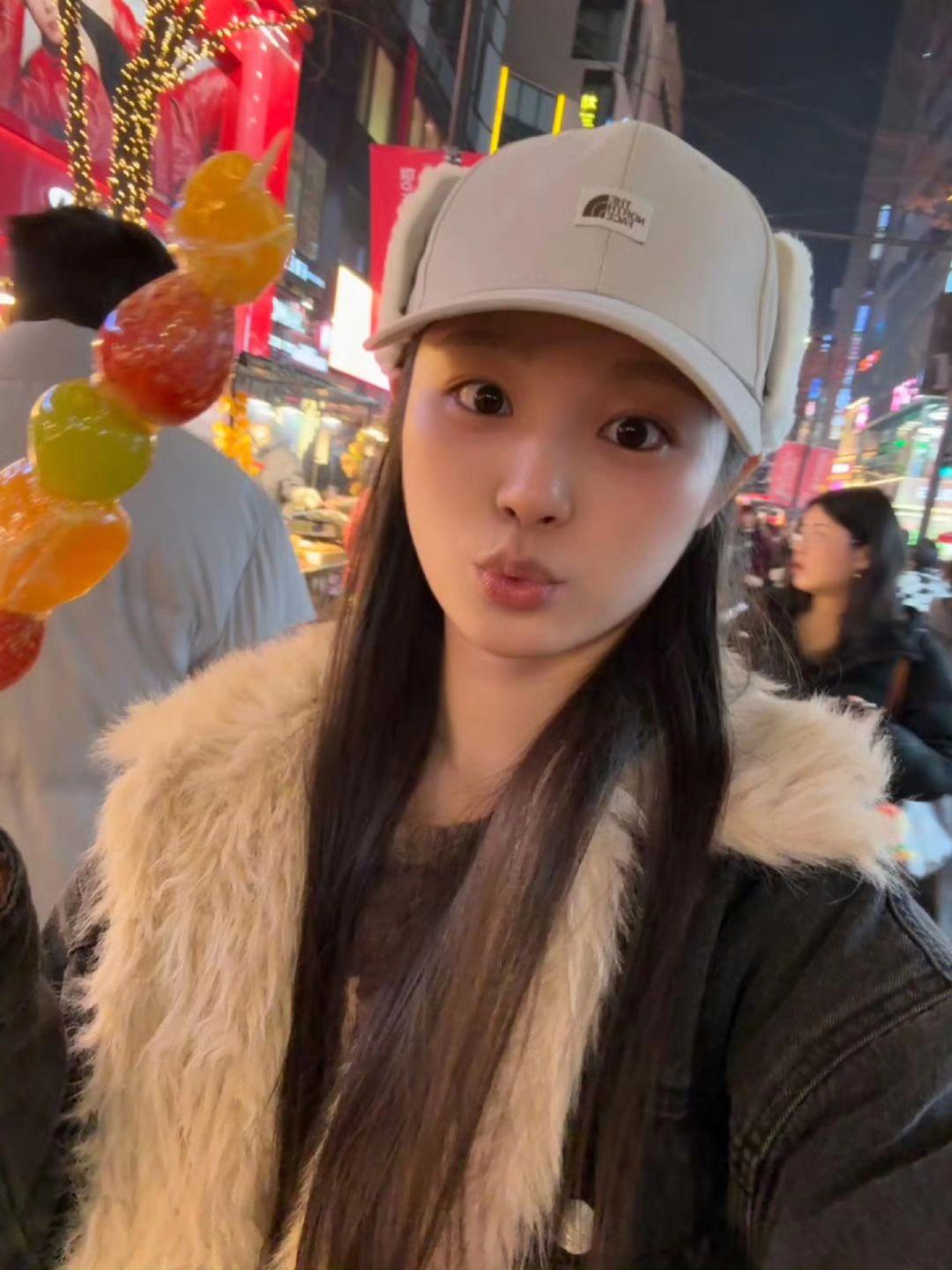 天气渐冷  注意保暖  按时吃饭  记得开心！