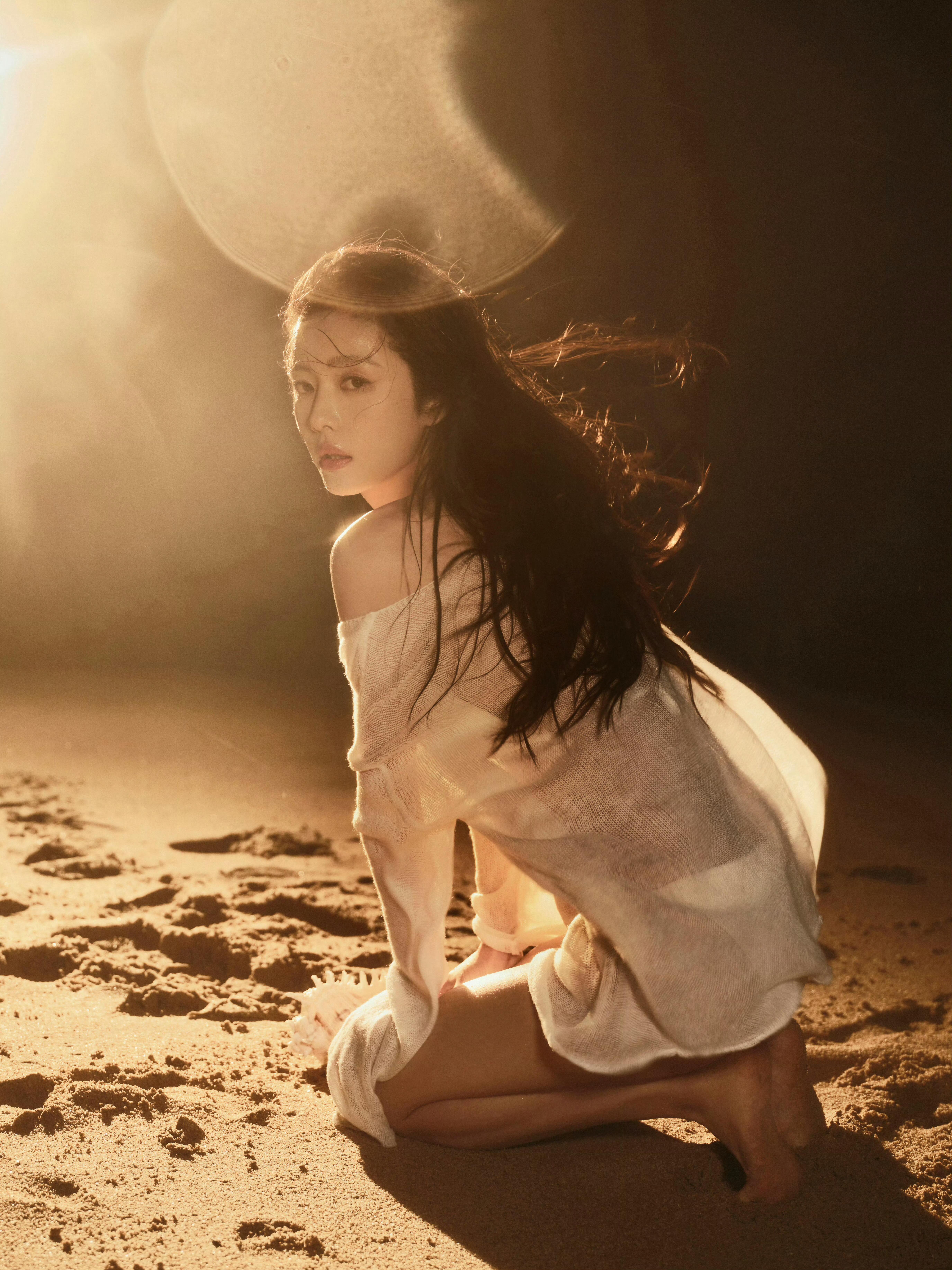 蔡文静趴在沙滩上美图太绝了