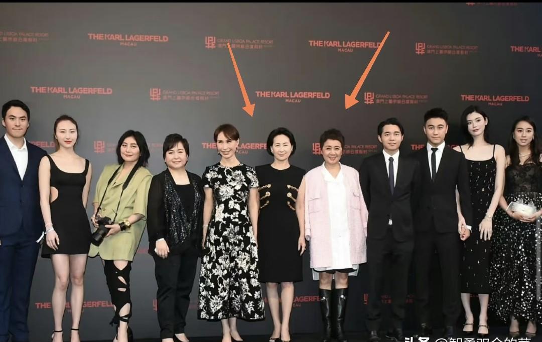 她挪了半步，整个澳门都转了风向。上葡京那场晚宴，何超琼只做了个手势：左手轻抬请