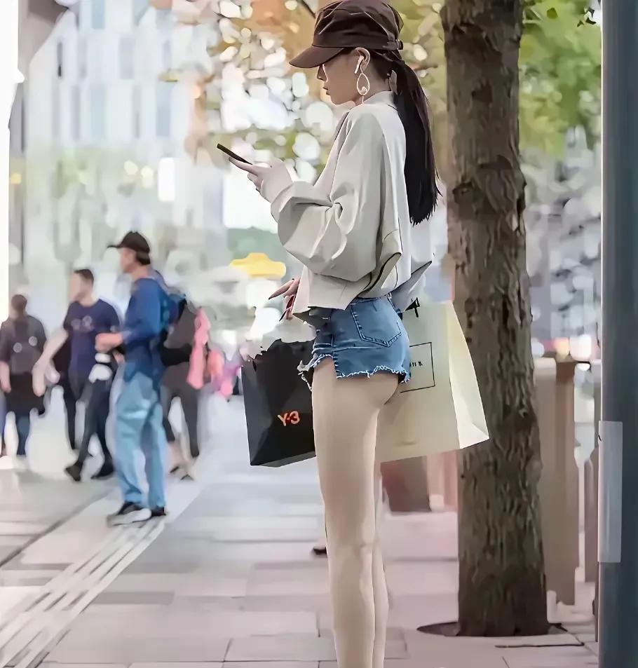 大街上看到的一幕。不得不说，现在的女孩真的是太开放了，穿搭真是太自由了，都没有