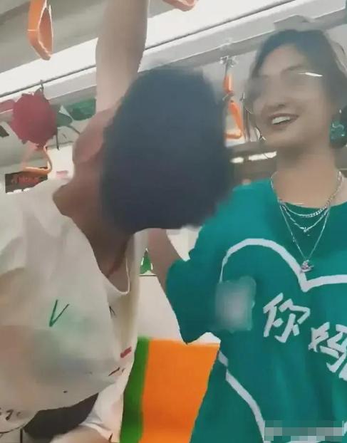 “把中国人的脸都丢尽了！”2023年，上海地铁，一个小姑娘，大大咧咧地穿着印着脏