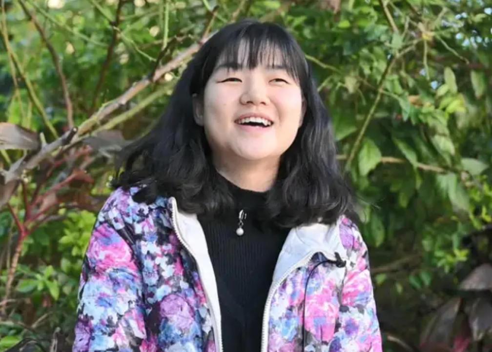 2015年，张桂梅遇到一个麻烦事：眼看马上开学了，可女高却还缺个数学老师，就在她