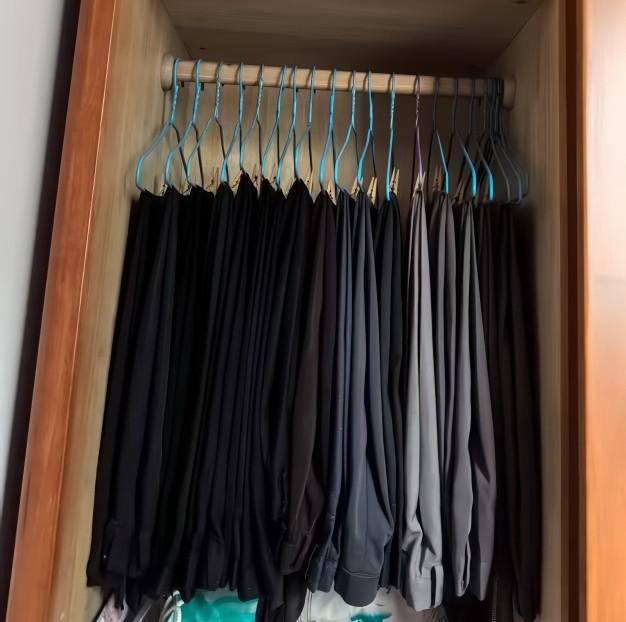 老爸今年七十岁了，格外喜欢添置东西。一年四季的衣服年年都要买，还有各式各样零碎的