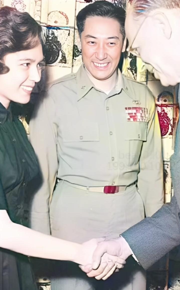 1957年，蒋纬国携第二任妻子邱爱伦接见外宾的珍贵瞬间。邱爱伦原名丘如雪，父亲丘