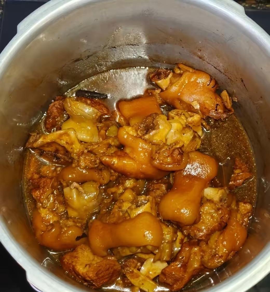 二姐给我找了一个做饭的工作，每天两顿饭，中午给一个老头做两个菜，晚上他儿女回来，