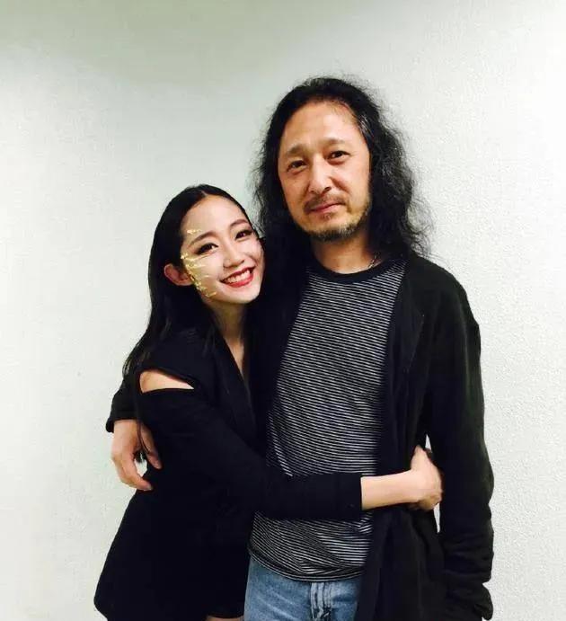 以前看千惠的介绍，说大学的时候很猖狂，喜欢傍大款。结婚的时候还用全裸海报。把自己