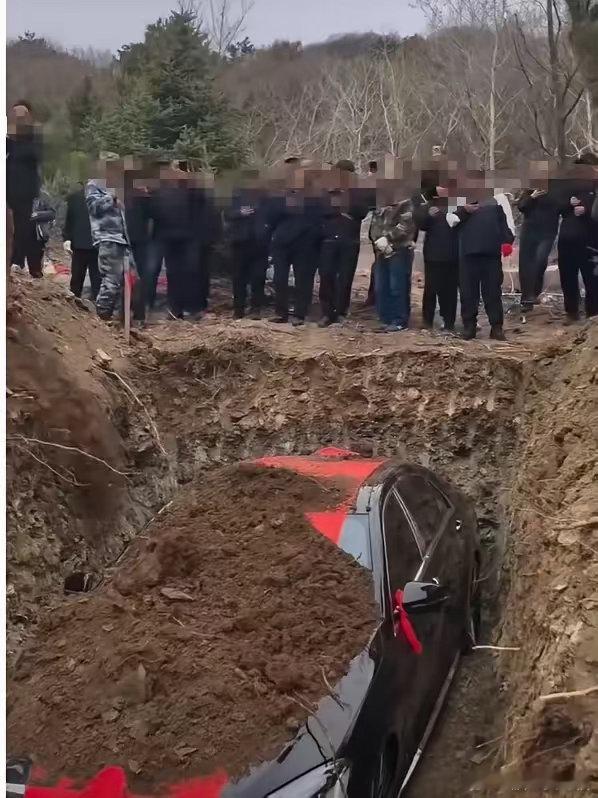 4月9号那天，辽宁辽阳弓长岭区汤河镇，一段视频突然就火了。一台黑色奔驰S450L