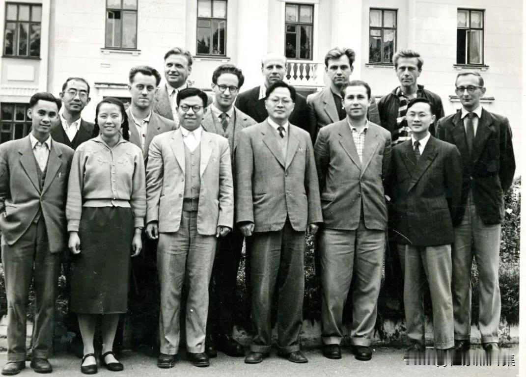 1960年，王淦昌（前排右三）在苏联杜布纳联合原子核研究所与他领导的研究组成员合
