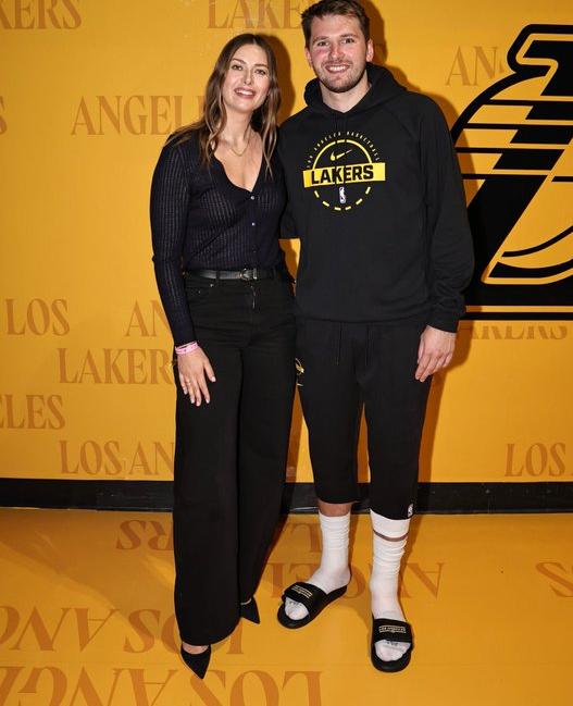 莎拉波娃现身湖人主场支持东契奇，虽然相差12岁，但两人看起来非常般配！昨天湖