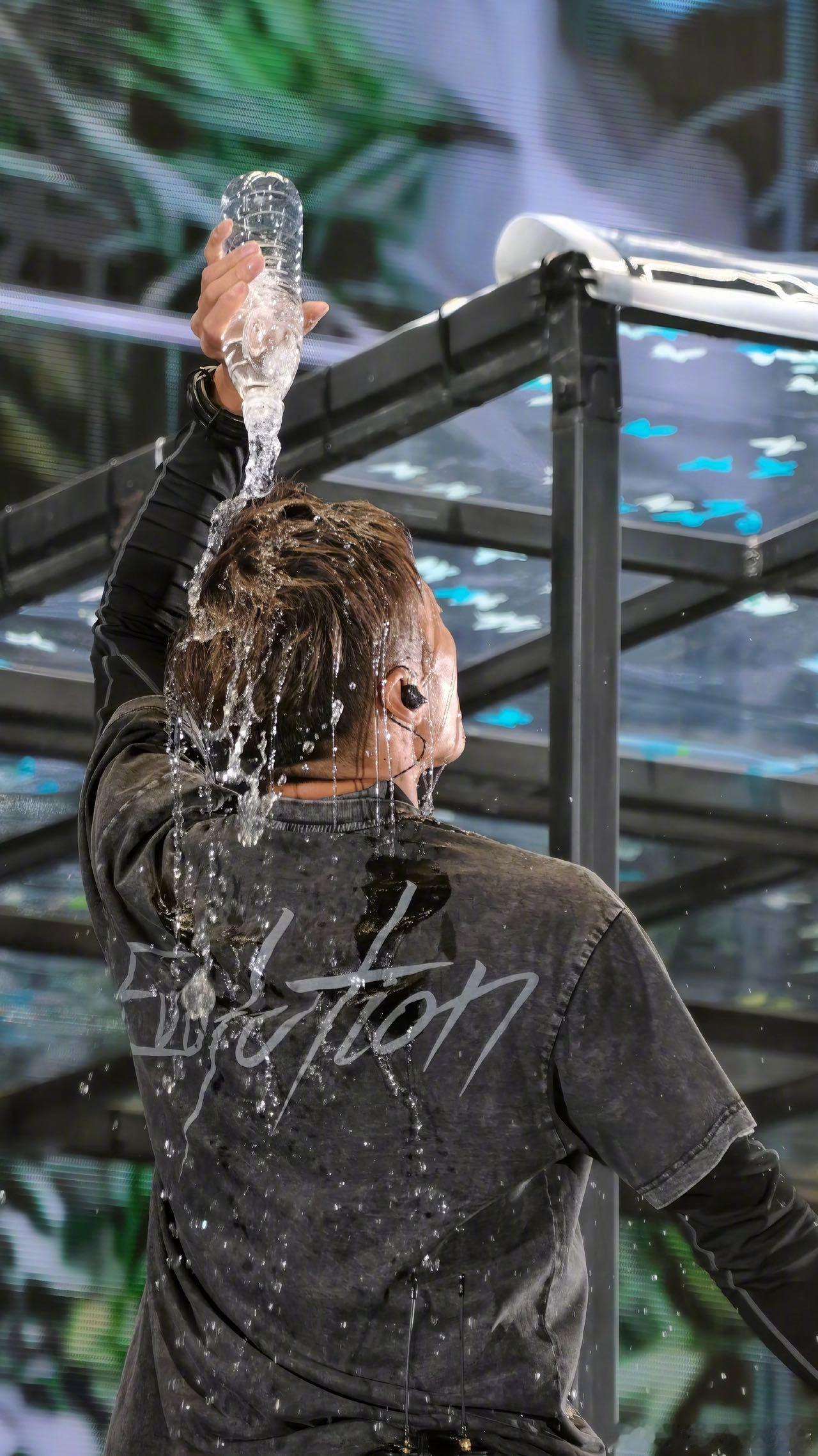 谢霆锋浇头梦回千禧年舞台上的谢霆锋永远摇滚永远青春，武汉演唱会唱到《开放日》直