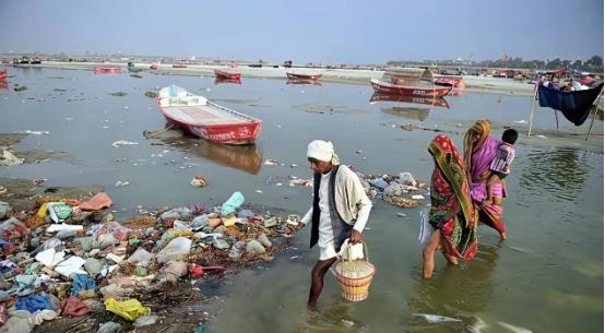 印度之所以恨中国，说白了还是嫉妒，因为在1981年，1982年，印度GDP都无比