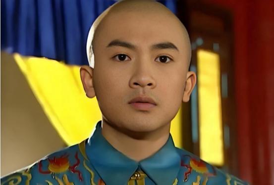 1766年，年仅25岁的永琪病逝。乾隆悲痛欲绝，按太子的规格举办了葬礼。可奇怪的