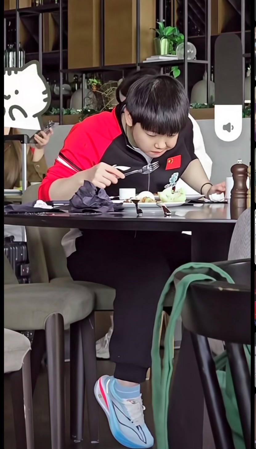 1米62也不矮啊，你说她坐那愣是脚根儿不粘地，太可爱了，这双鞋搭配蓝色袜子好好看